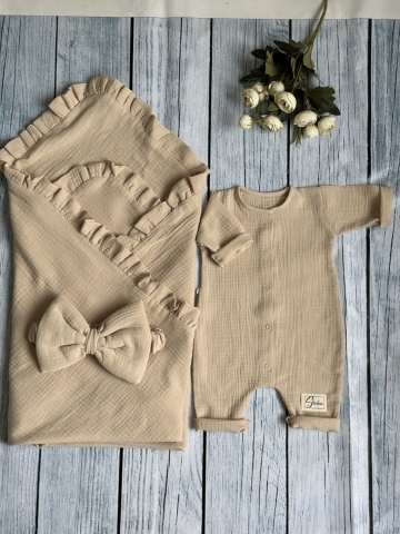 Купить оптом 335-К. Комплект из детского комбинезона,  р 56 и конверта муслин, хлопок 100% 90/90 см, кофейный в Майкопе